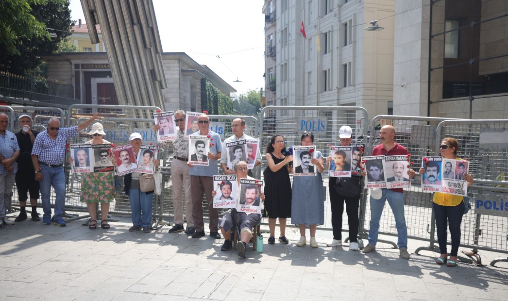 Burhan Sönmez Cumartesi Anneleri eyleminde: ‘İktidarın inandığı tek şey unutkanlık, bizim gücümüz hatırlatmak’