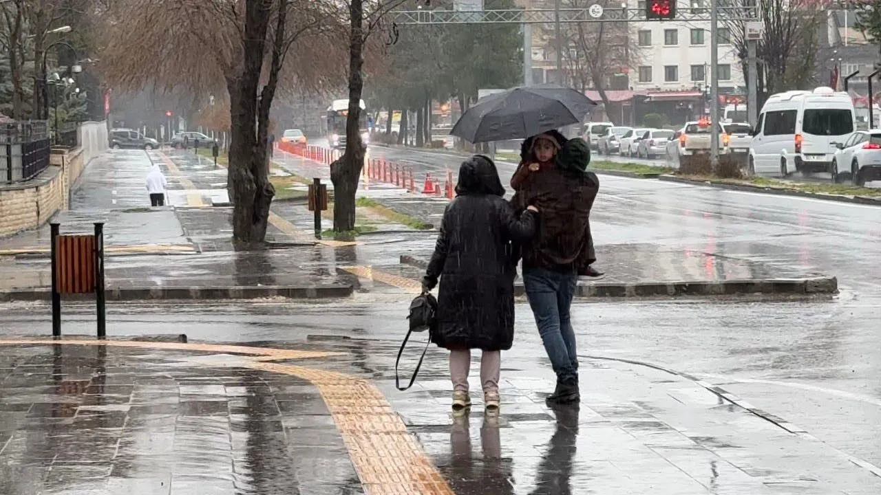 Diyarbakır ve çevre illerde sağanak uyarısı: Toz taşınımına dikkat