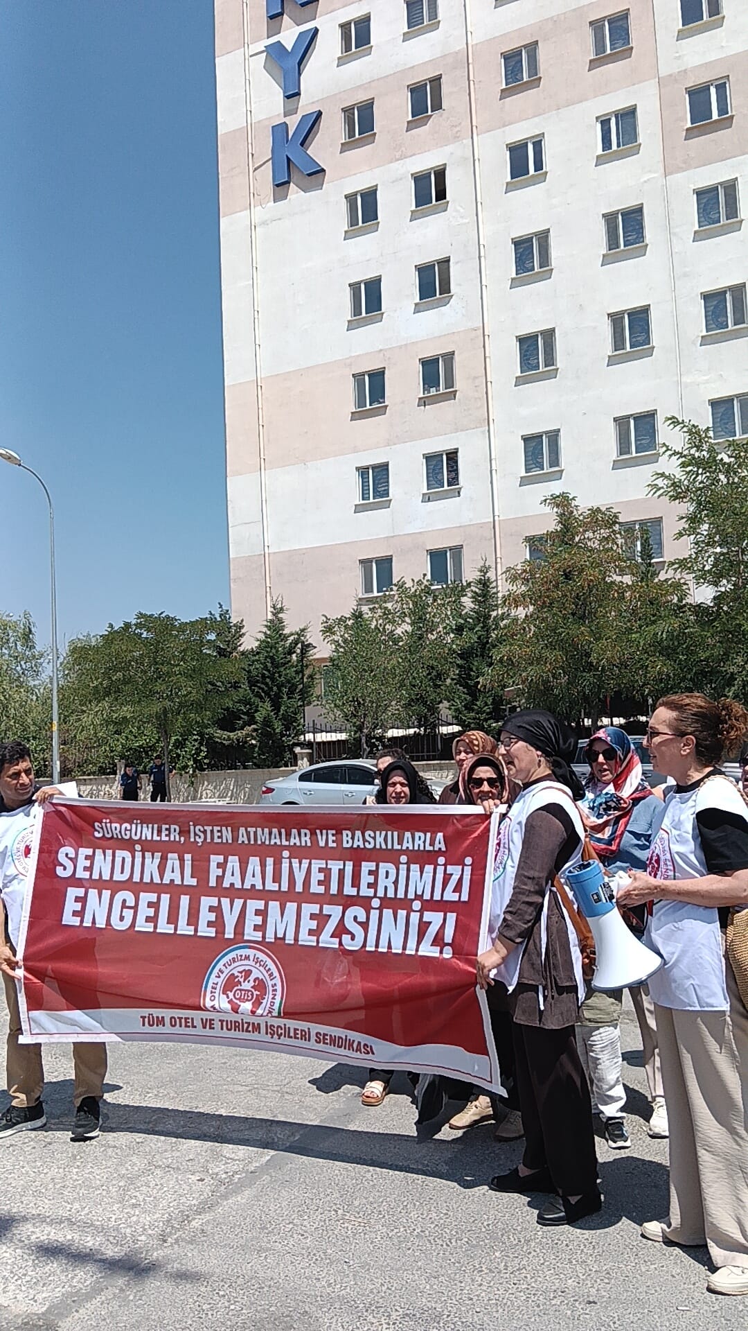 OTİS’e bağlı KYK işçileri mobbing ve sürgünlere karşı sesini yükseltti: ‘Bizleri baskıyla, sürgünle, mobbingle ve işten atma tehdidiyle susturmaya çalışan bu düzeni kabul etmiyoruz’