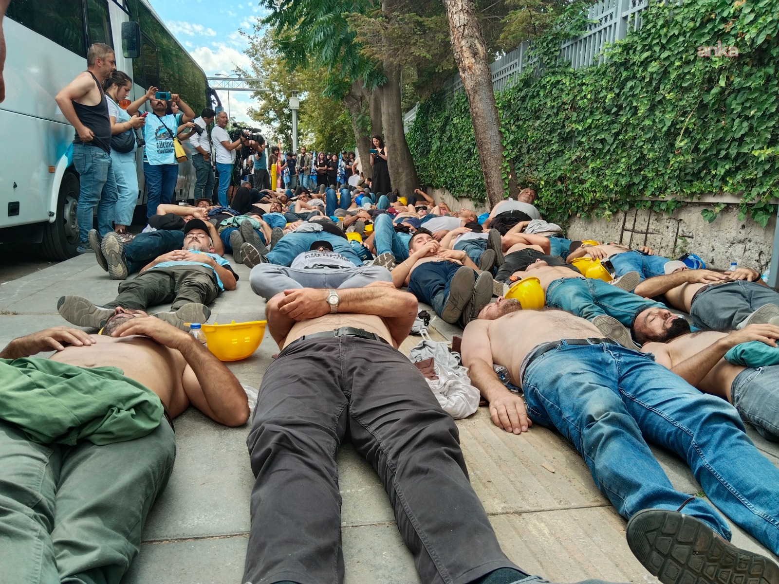 Madenciler Bakanlık önünde: ‘Bizi dinleyin’