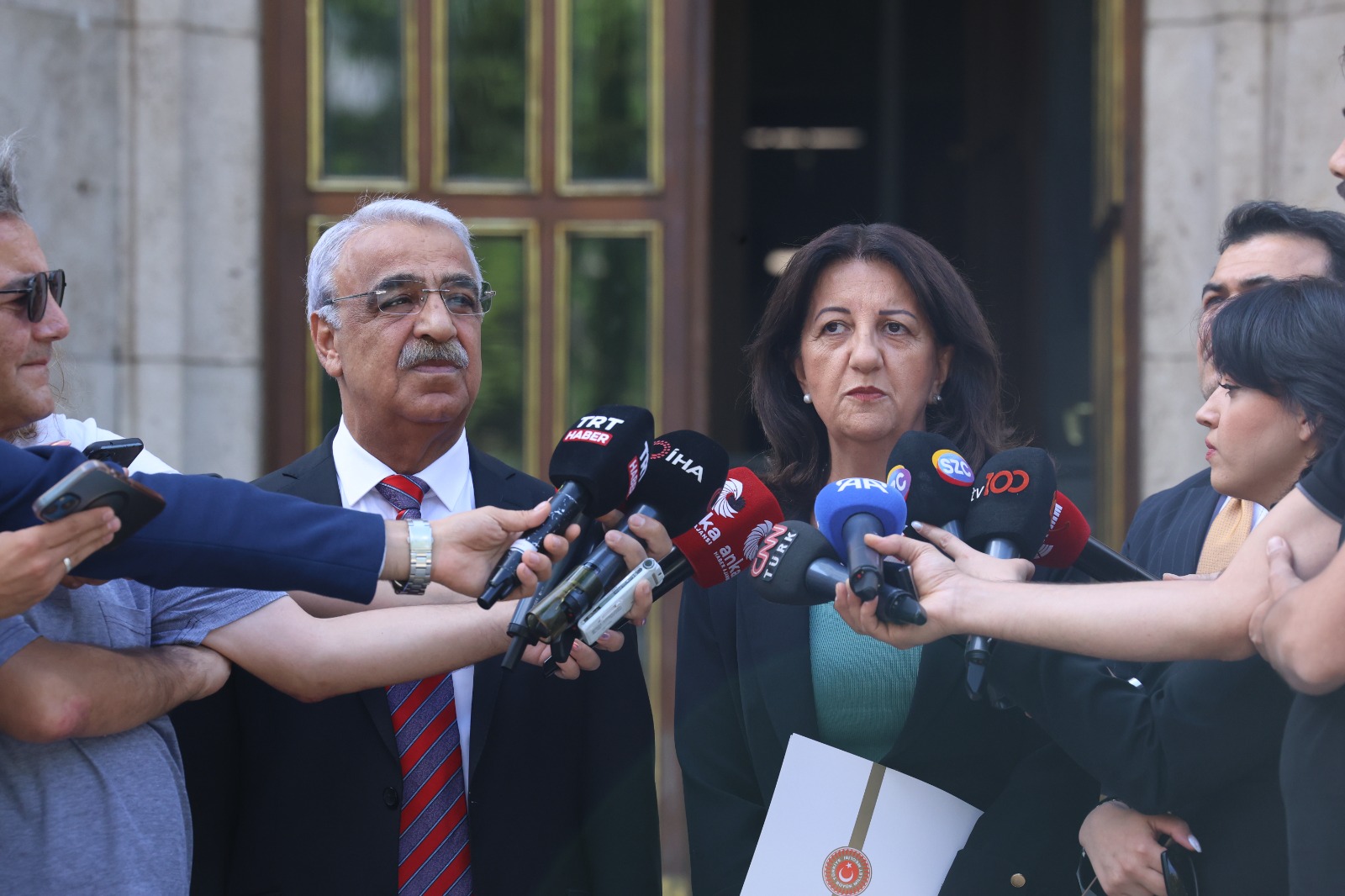 İmralı Heyeti Cumhurbaşkanı Erdoğan ile görüşmek üzere Meclis’ten ayrıldı