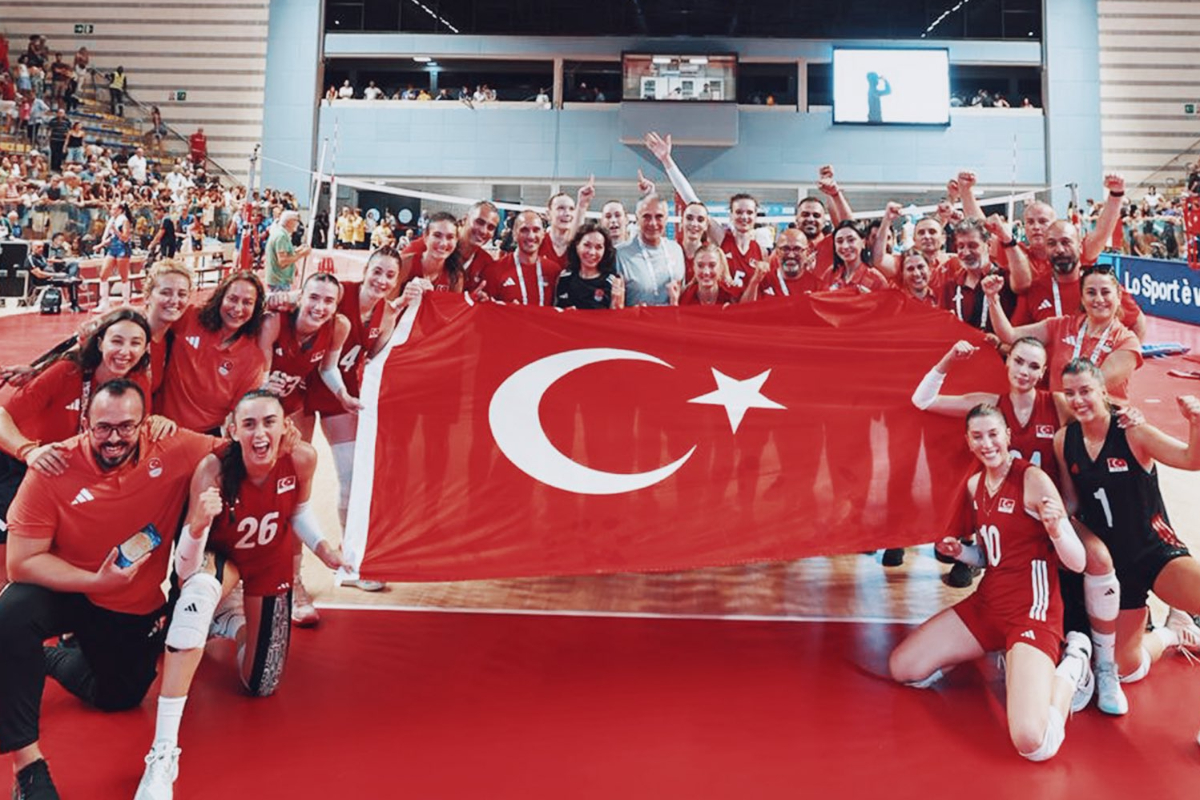 İtalya’ya set vermeyen Filenin Sultanları Akdeniz Oyunları’nda şampiyon