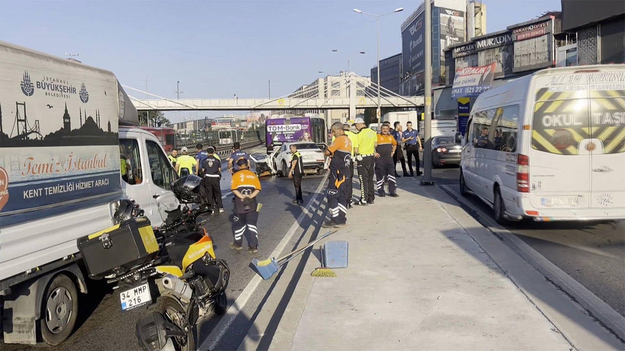 Küçükçekmece’de otomobil, İETT otobüsüne çarptı: 3 ölü