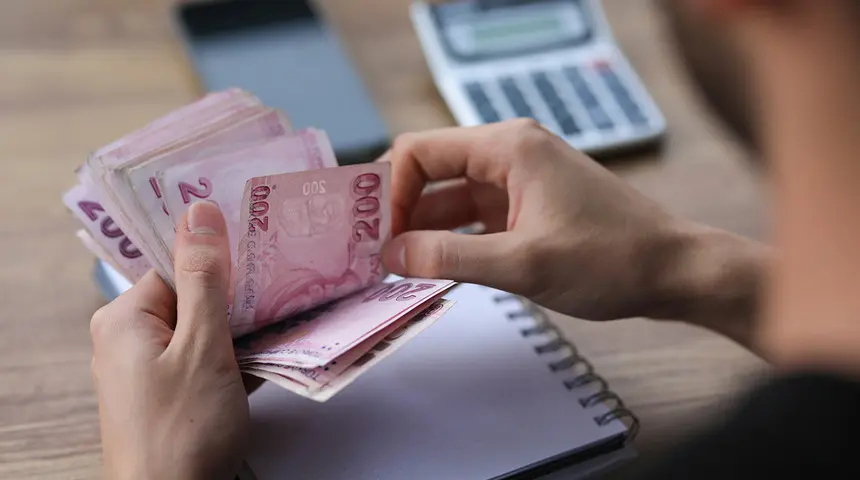 Enflasyon maaşları vurdu: Asgari ücrette 7 aylık erime 5 bin 766 TL’ye ulaştı