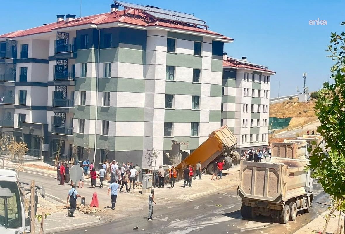 Malatya’da freni boşalan hafriyat kamyonu apartmana girdi: Deprem sandılar