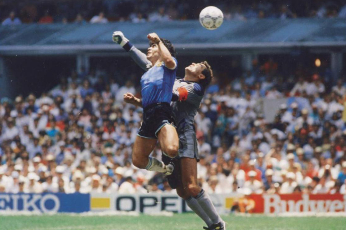 Maradona’nın futbol tarihine geçen gollerinin topu 3,3 milyon dolara satıldı