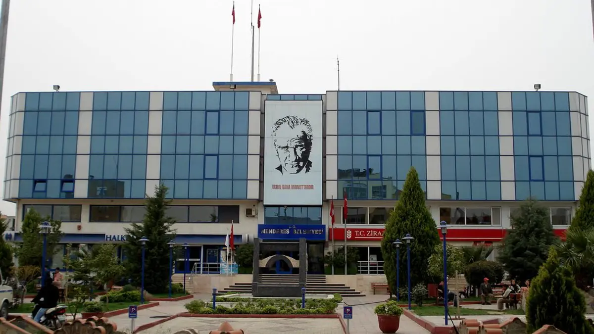 Menderes Belediyesi’ne operasyon: Belediye Başkanı İlkay Çiçek dahil 21 gözaltı