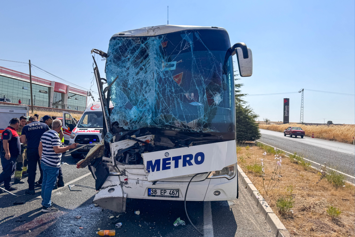 Metro’ya ait otobüs kamyona çarptı: Muavin hayatını kaybetti, sürücü tutuklandı