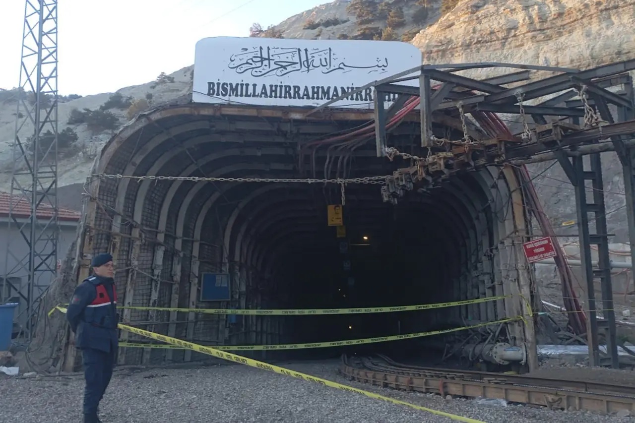 Maden göçüğü soruşturmasında 9 gözaltı