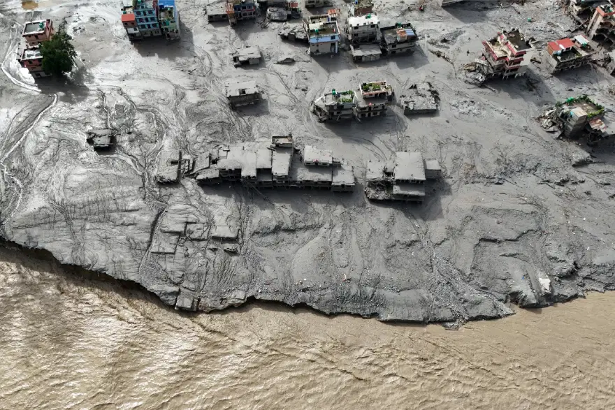 Önce deprem sanıldı ardından sel: Nepal’de can kaybı 270’e yükseldi