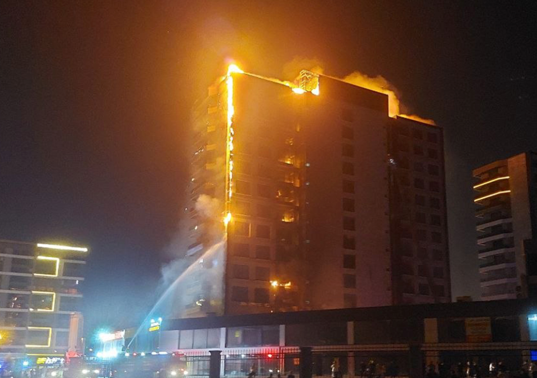 Diyarbakır’da doğal gaz patlaması sonrası plazada yangın: Ekipler müdahale ediyor