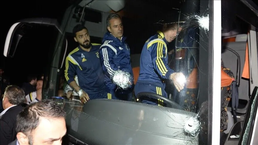 Fenerbahçe takım otobüsüne saldırı dosyasında gözaltına alınan 4 kişi adliyeye sevk edildi