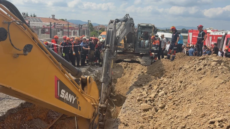 Tuzla’da kanalizasyon çalışmasında toprak kayması: 1 işçi mahsur kaldı