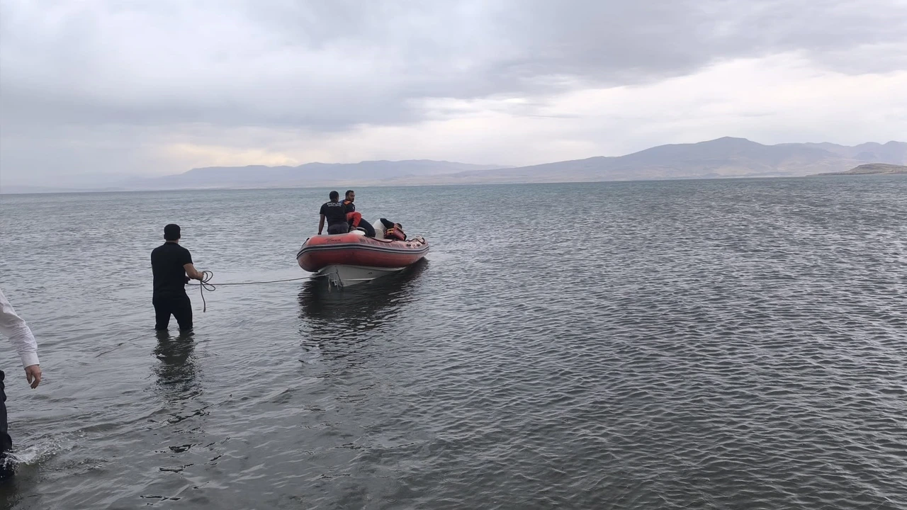 Van Gölü’nde can simidiyle sürüklenen 3 kişi kurtarıldı: Bir kadının durumu ağır