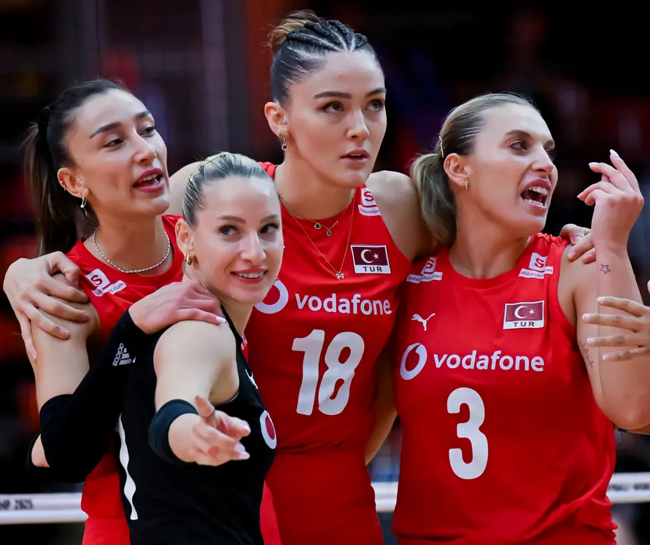 İtalya’ya set vermeyen Filenin Sultanları Akdeniz Oyunları’nda şampiyon