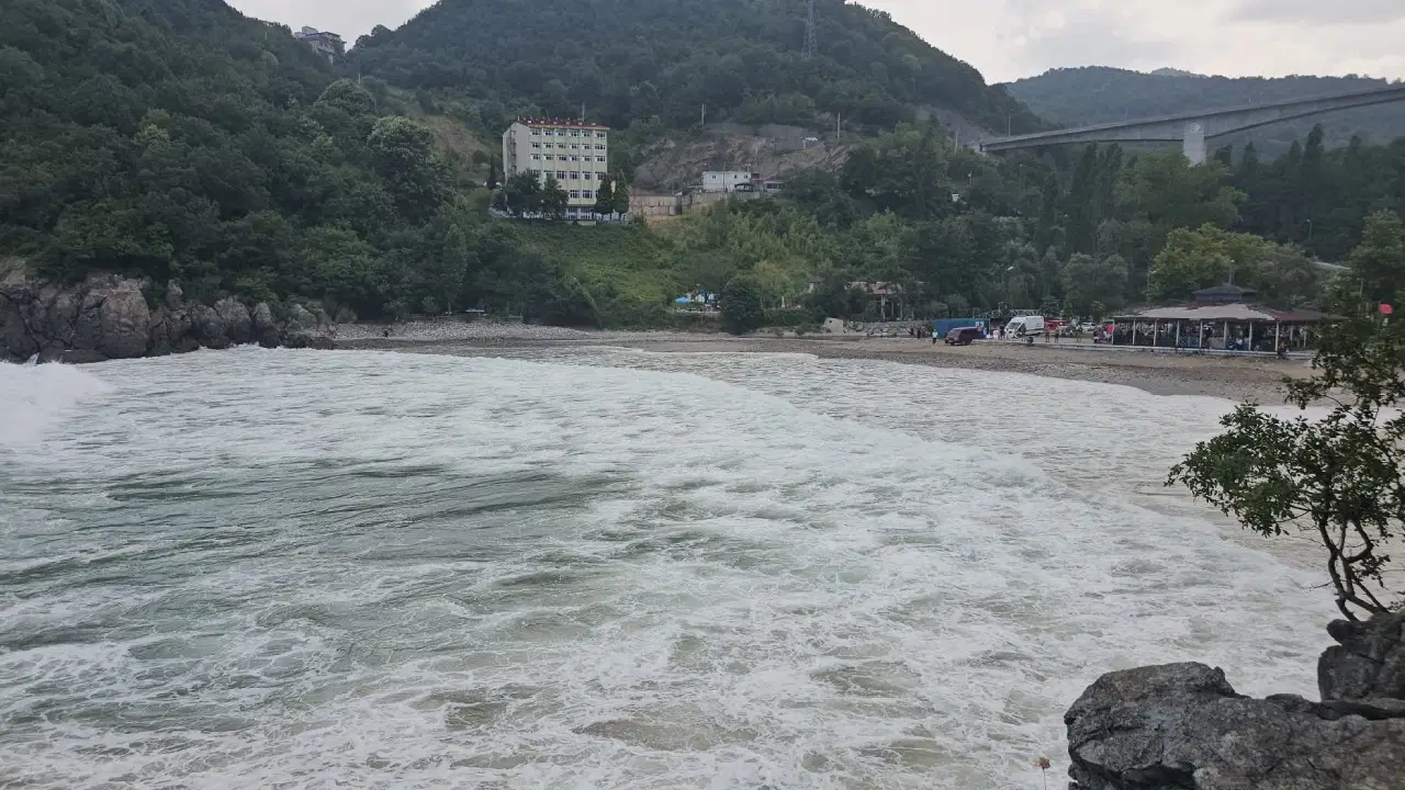 Zonguldak’ta denize girişler çarşamba sabahına kadar yasaklandı