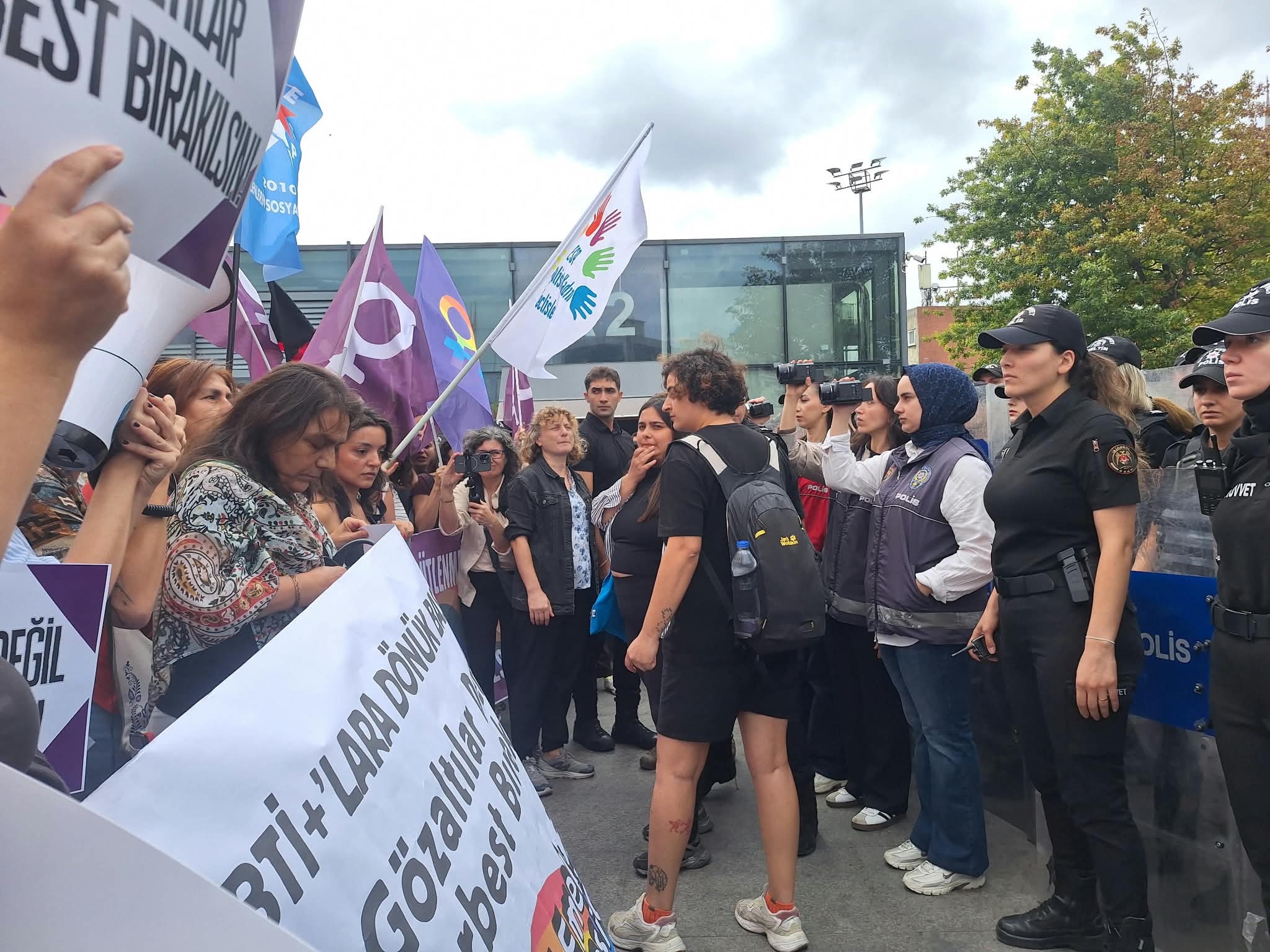 Çağlayan’da LGBTİ+’lara operasyonlarına tepki eylemine polis müdahalesi: Gözaltılar var