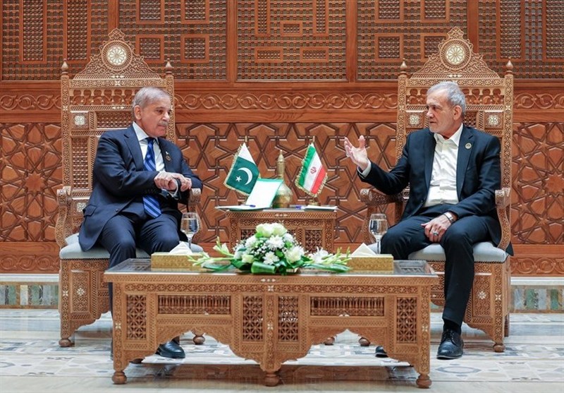 Pakistan Başbakanı Şerif ile İran Cumhurbaşkanı Pezeşkiyan bir araya geldi