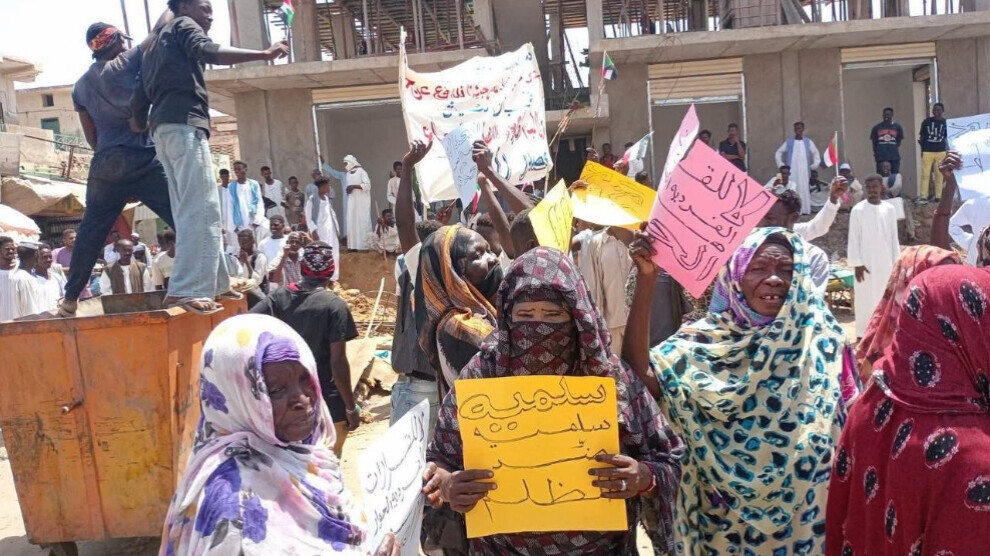 Sudan’da kadınlar geçim kaynakları için sokağa çıktı
