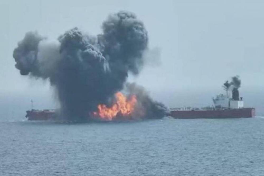 İran Devrim Muhafızları: Hürmüz’de iki petrol tankeri mayına çarparak patladı
