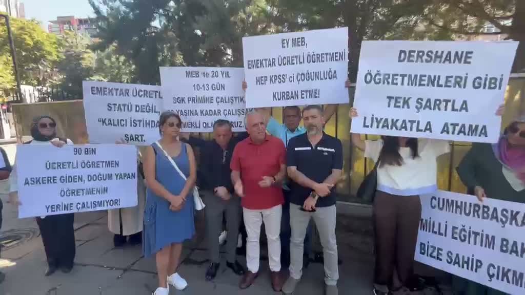 Ücretli öğretmenler MEB önünde: Görüşme taleplerine yanıt yok
