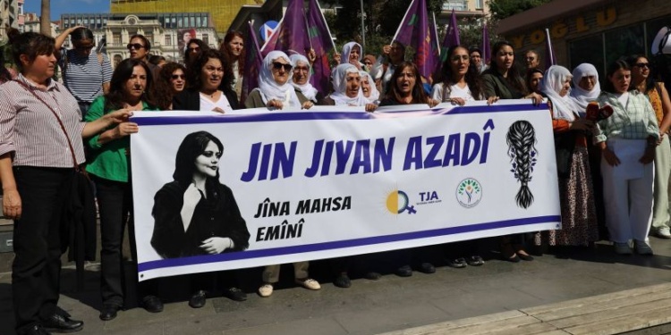 İstanbul’da kadınlar Jina Emini’yi andı: ‘Özgürlük mücadelesi sınır tanımıyor’