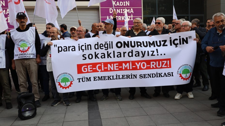 Tüm Emekli-Sen’den Şekeroğlu eylemi: ‘Sorumlular, emeklilerin taleplerini karşılıksız bırakanlardır’
