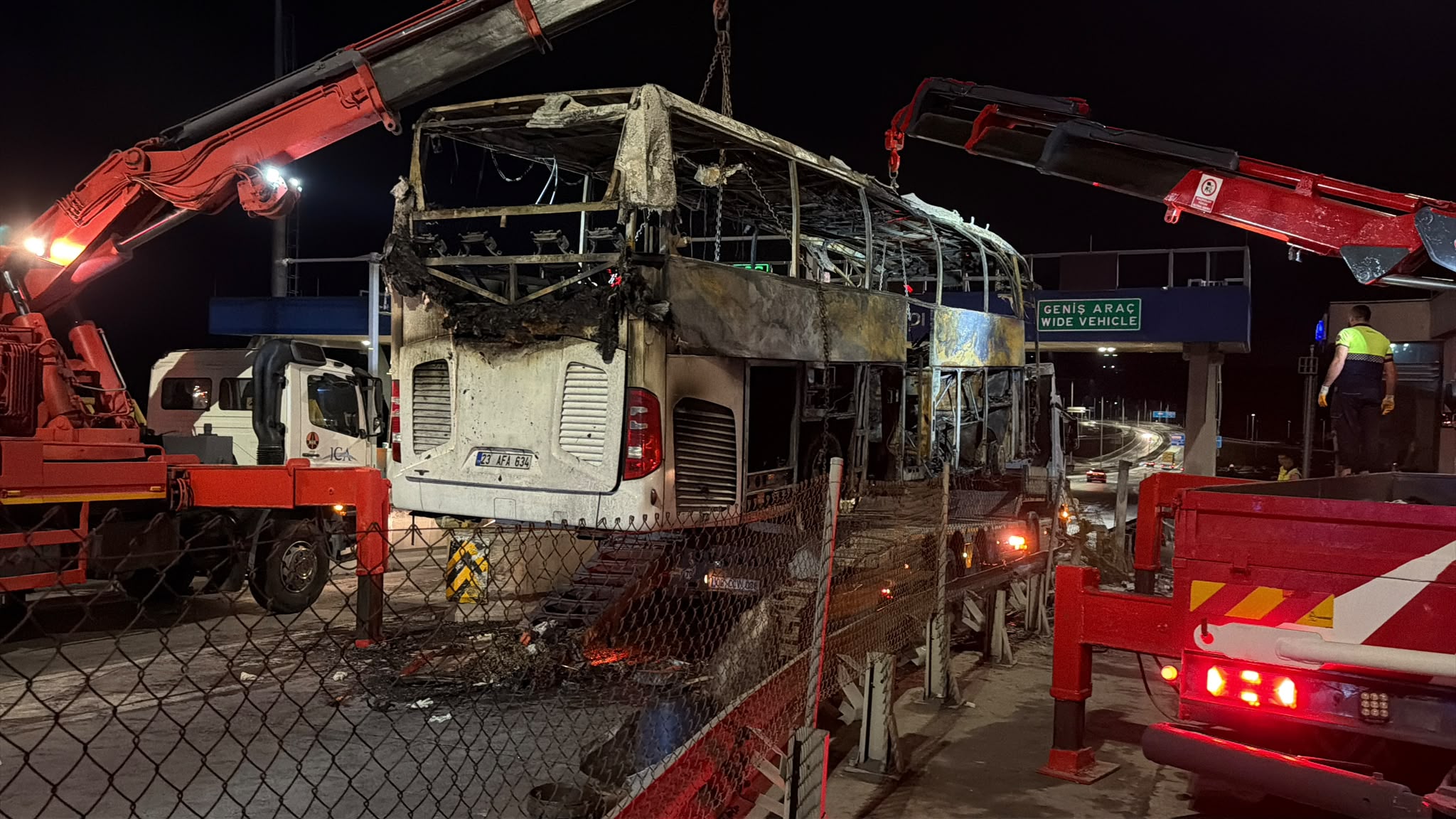 Diyarbakır’dan gelen yolcu otobüsü Kuzey Marmara’da bariyerlere çarptı: 2 ölü, 8 yaralı