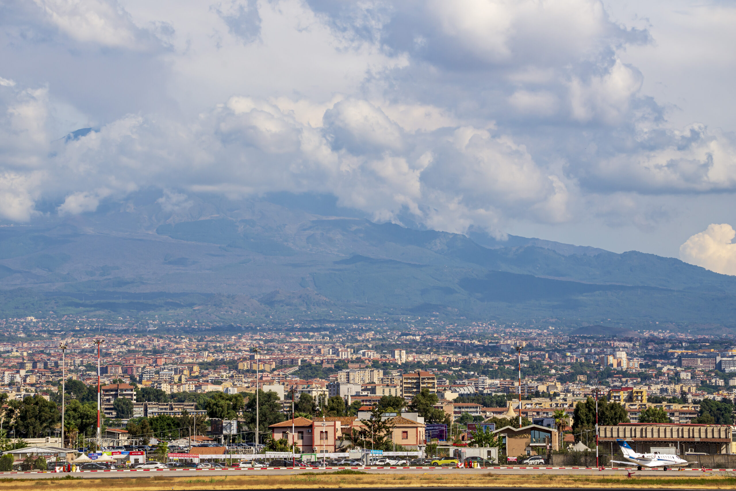 Etna Yanardağı’nın kül püskürtmesi hava ulaşımında aksaklıklara yol açtı