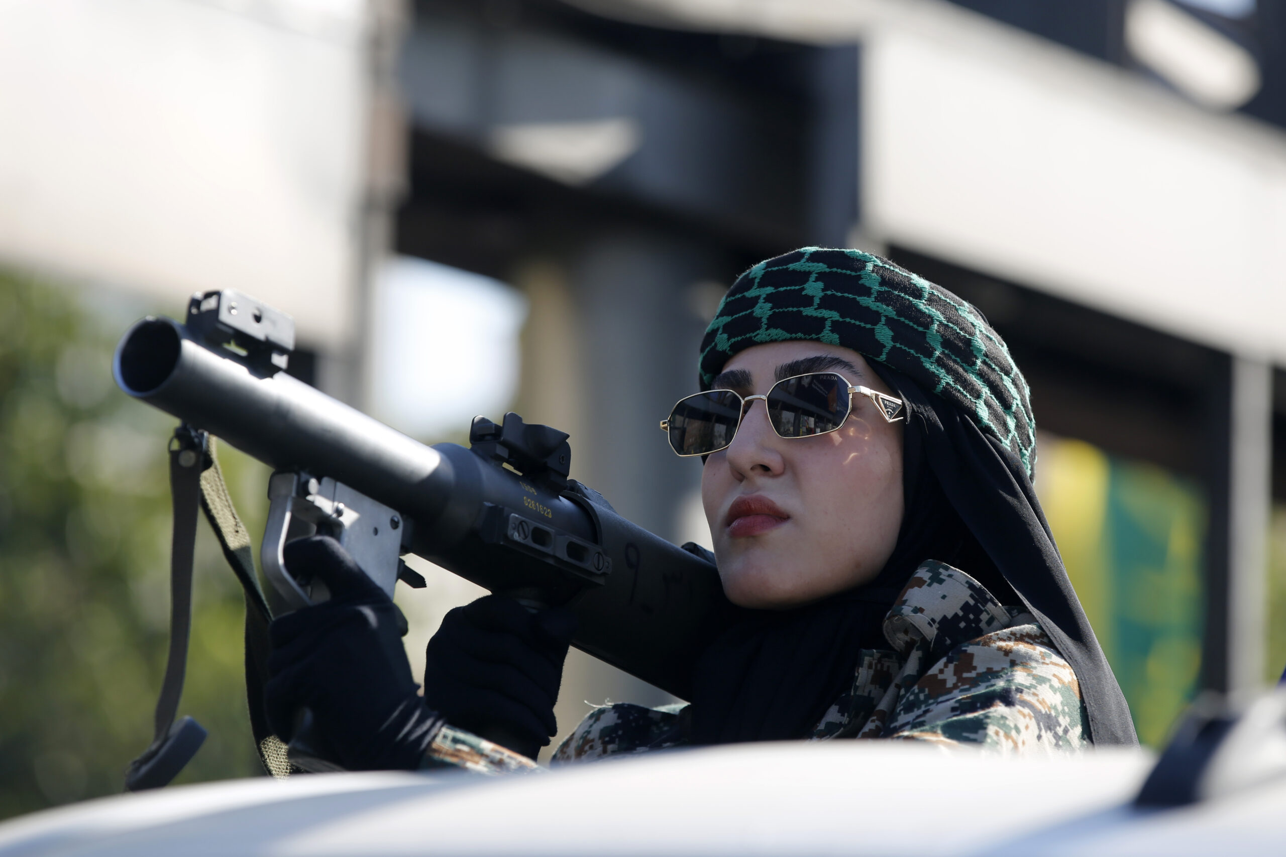 Tahran’da ‘gönüllü savaşçılar’ gösteri düzenledi