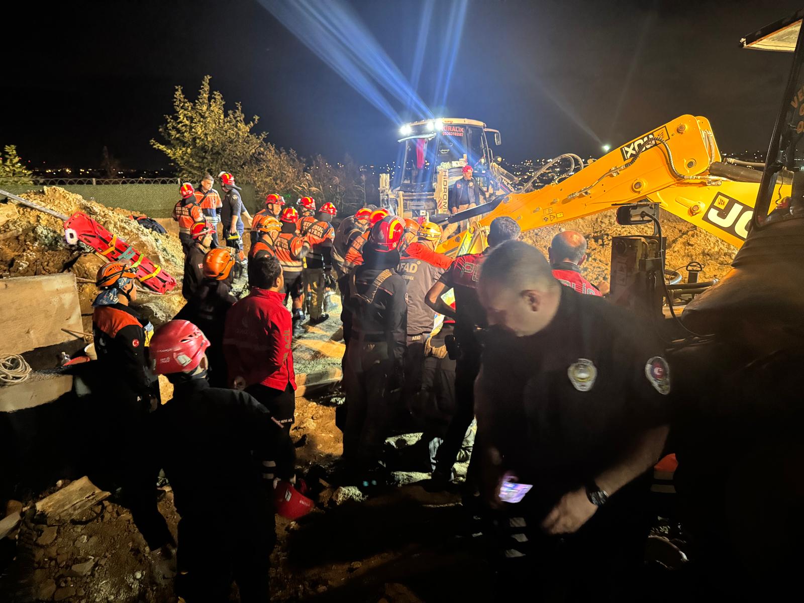 Büyükçekmece’de göçük altında kalan 2 işçiden biri kurtarıldı