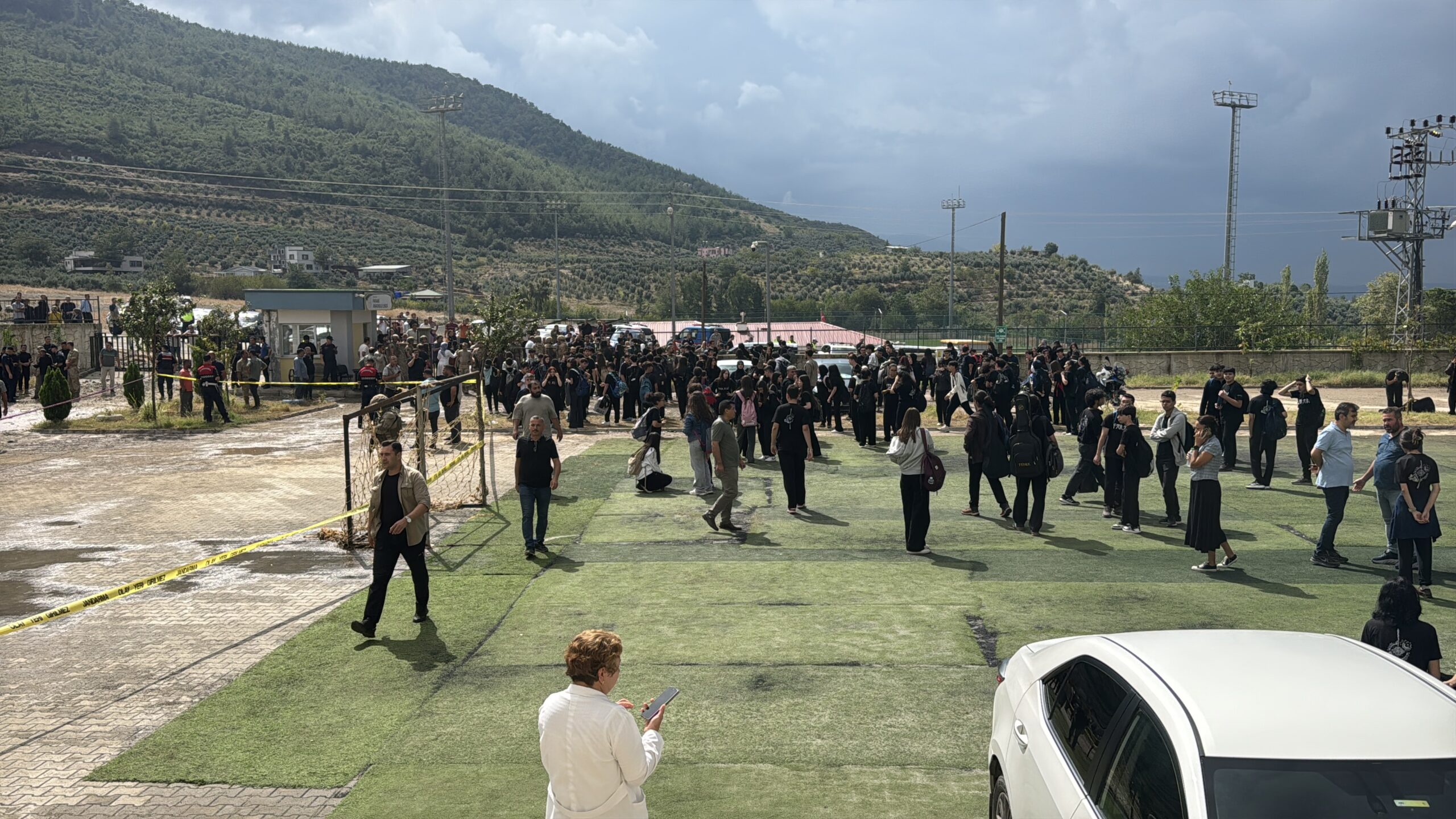 Osmaniye’de okul bahçesinde silahlı saldırı: Öğretmen yaşamını yitirdi