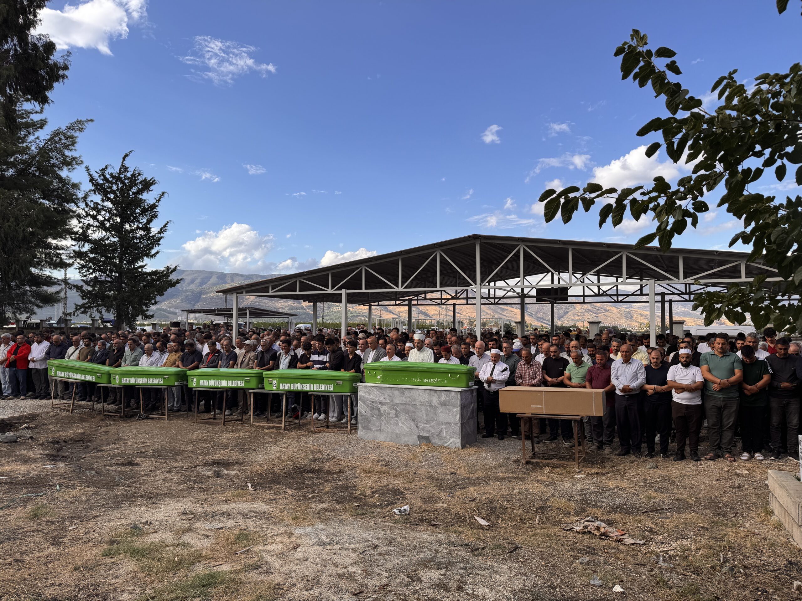 Gaziantep’teki kazada hayatını kaybeden aynı aileden 7 kişinin cenazeleri Hatay’da defnedildi