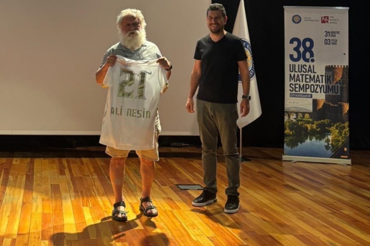 Prof. Dr. Ali Nesin’e Amedspor forması hediye edildi