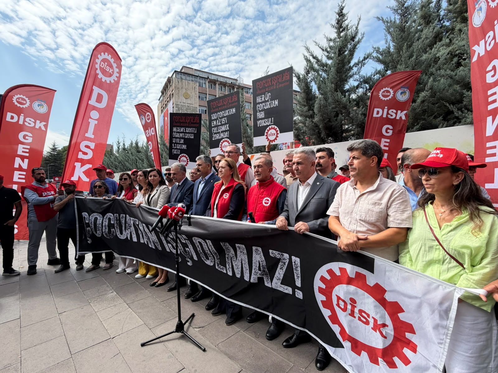 DİSK MEB önünde: ‘Çocuklar ölmesin, MESEM’ler kapatılsın’