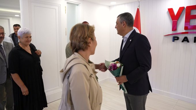 Özgür Özel, 10 Ekim Barış Derneği heyetiyle görüştü