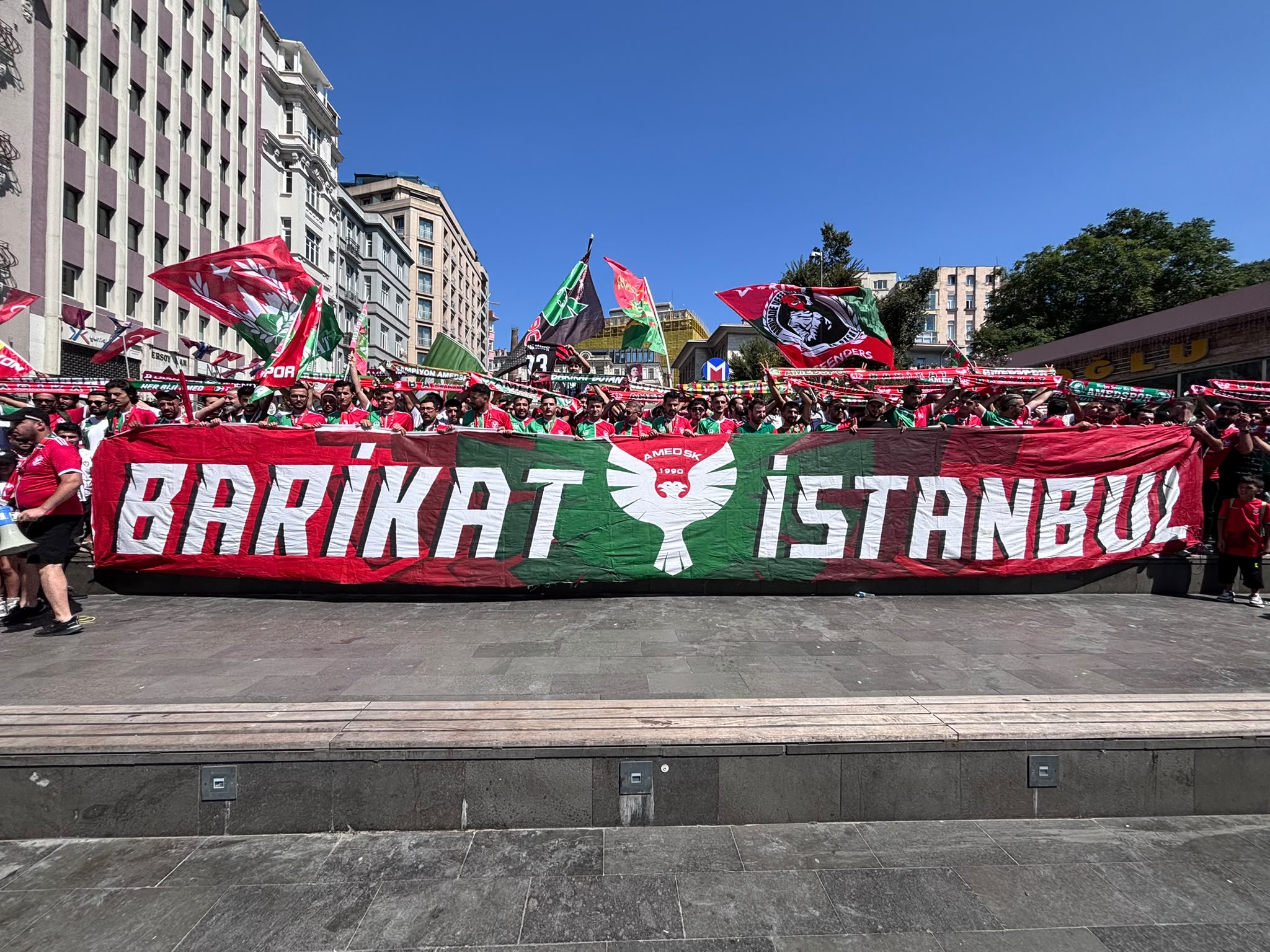Amedspor taraftarları Kasımpaşa maçı öncesi Şişhane’de toplandı