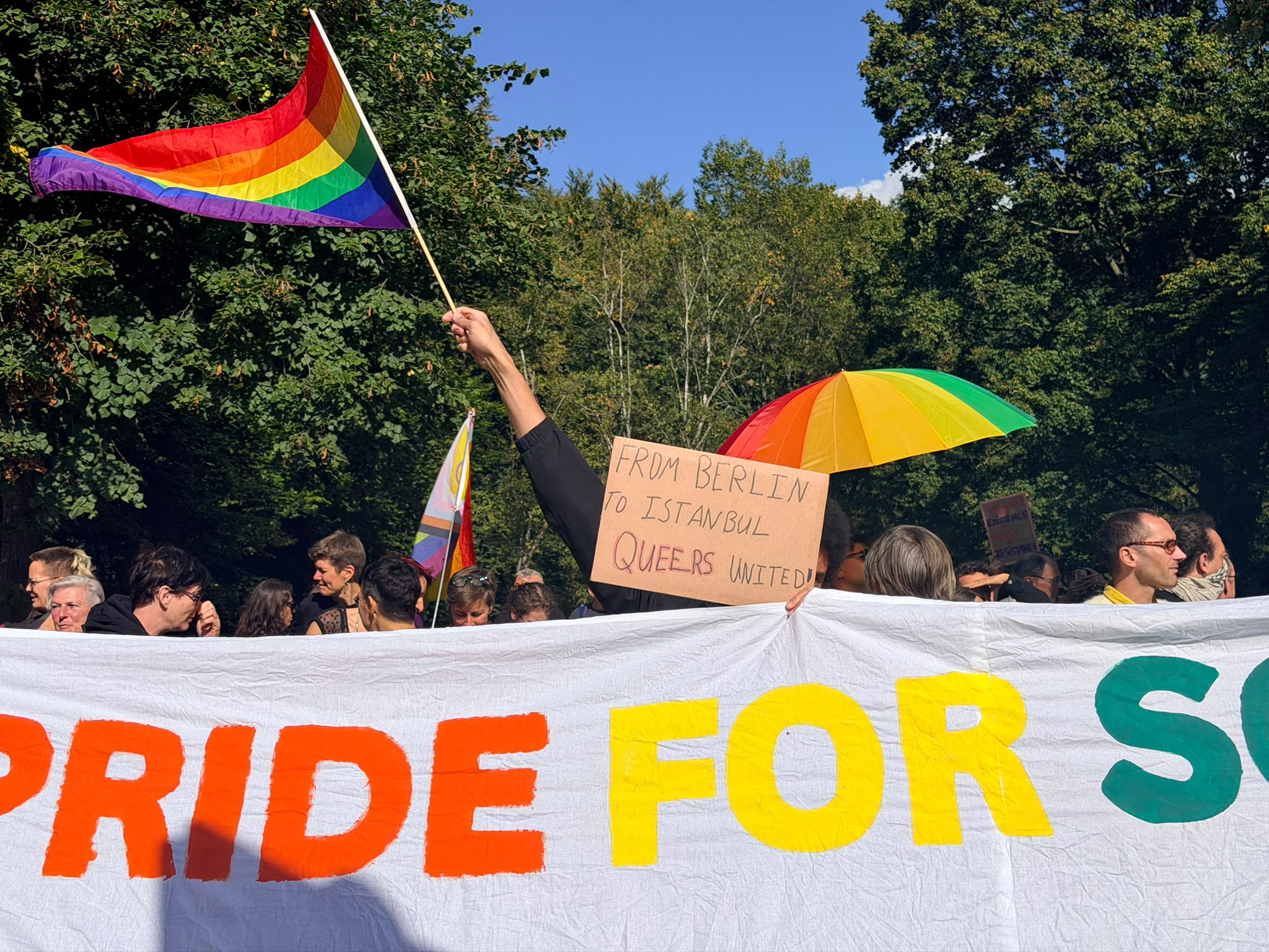 LGBTİ+lara yönelik operasyonlar Berlin’de protesto edildi: ‘Varlığımız suç değil, nefret suçtur’