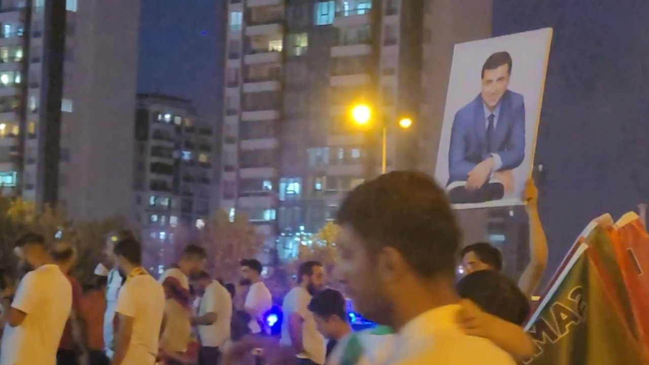 Beşiktaş maçına saatler kala Amedspor taraftarı stada Demirtaş’ın fotosuyla geldi