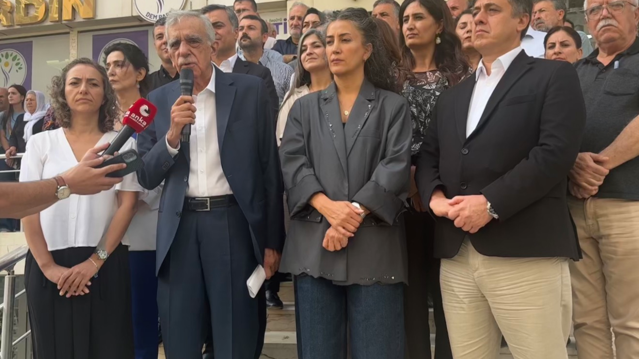 Yerlerine kayyım atanan eşbaşkanlar bir araya geldi | Ahmet Türk: ‘Sürecin kalıcı barışa dönmesi için hukuki zemin hazırlanmalı2