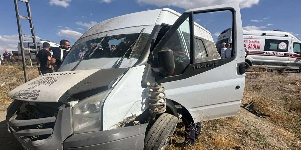 Hakkari’de servis minibüsü yoldan çıktı
