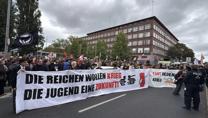 Almanya’da öğrenciler zorunlu askerliğe karşı sokağa çıktı