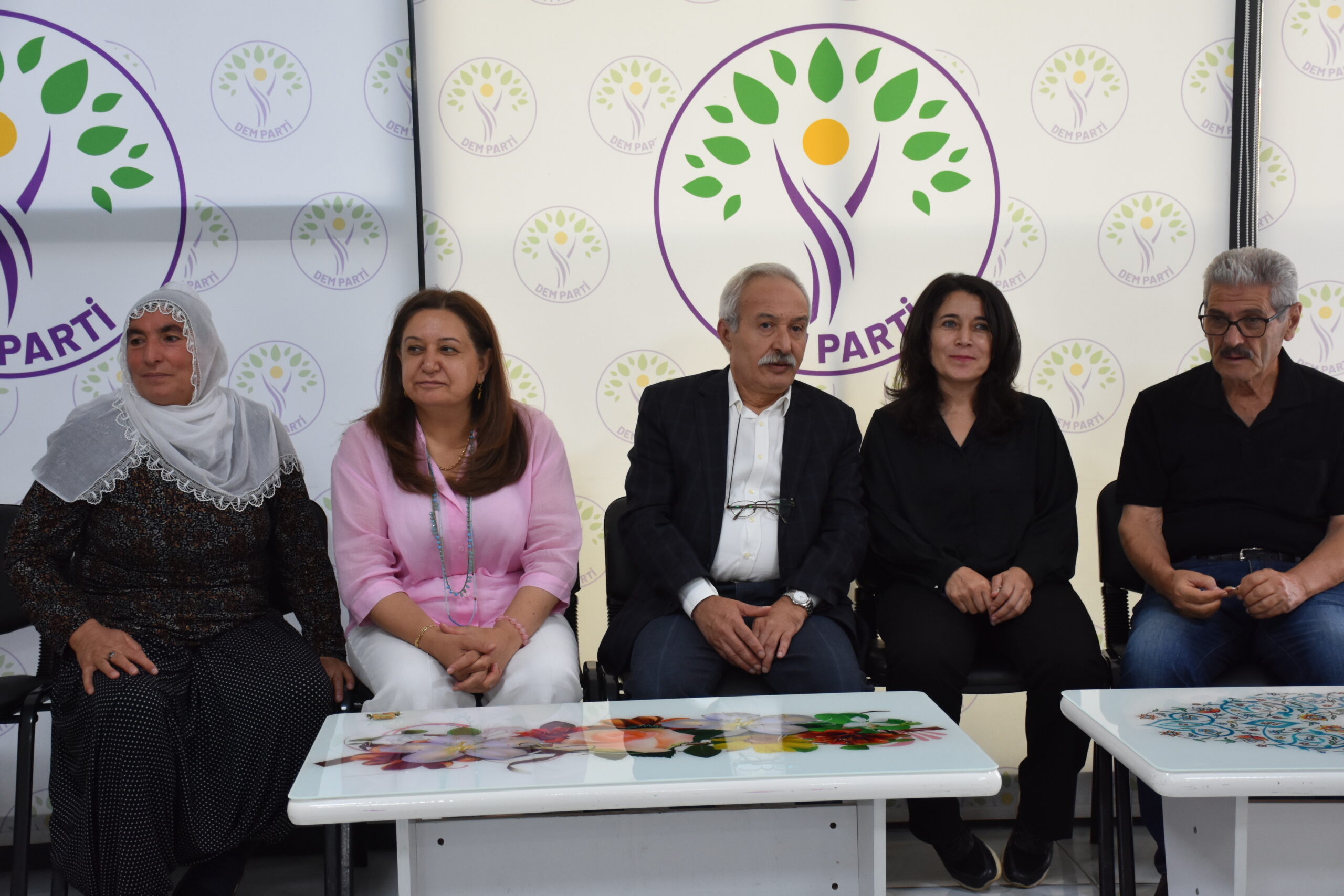 Selçuk Mızraklı DEM Parti’de halkla buluştu