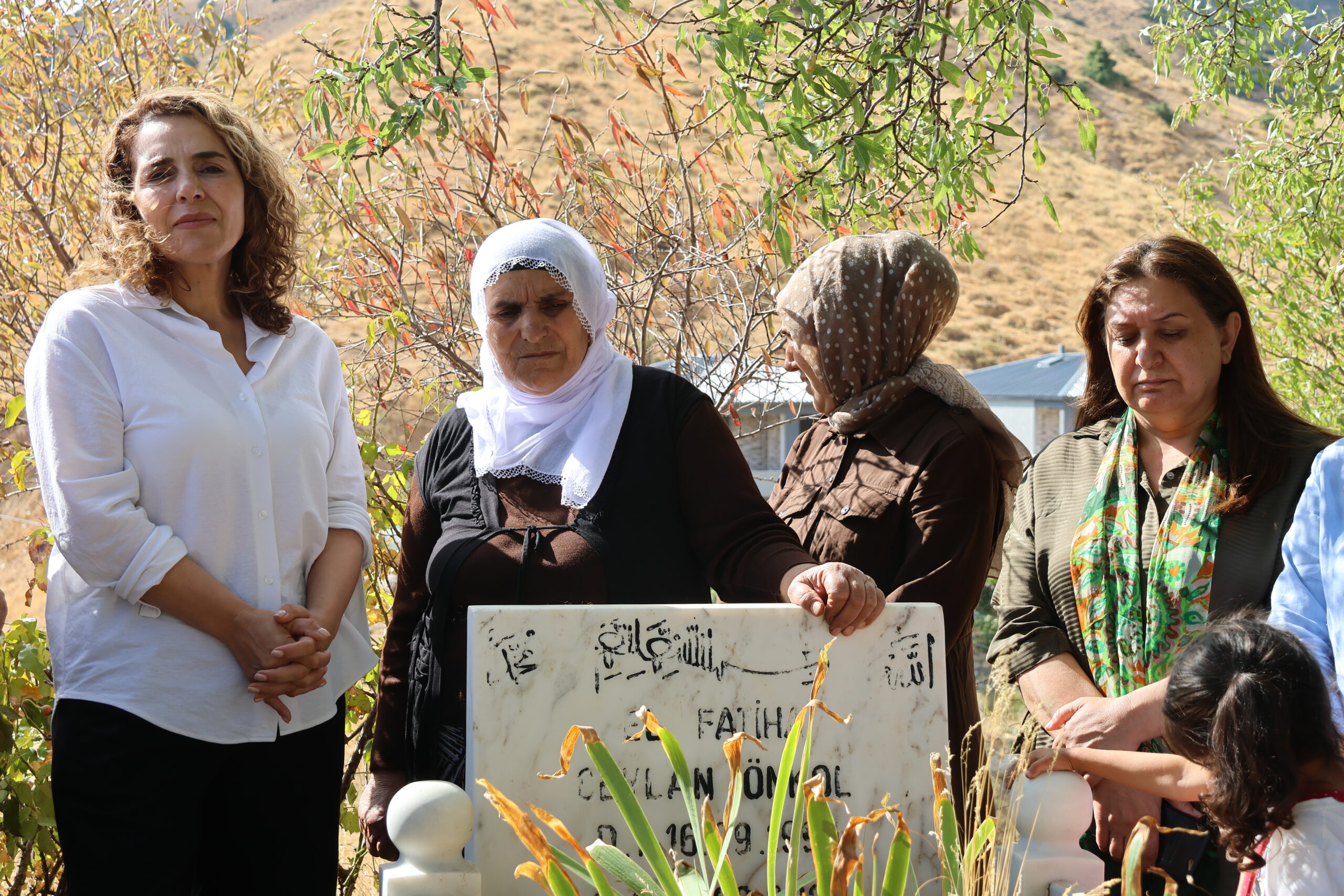 Ceylan Önkol mezarı başında anıldı | Saliha Önkol: ‘Bu savaş artık dursun, barış istiyoruz’