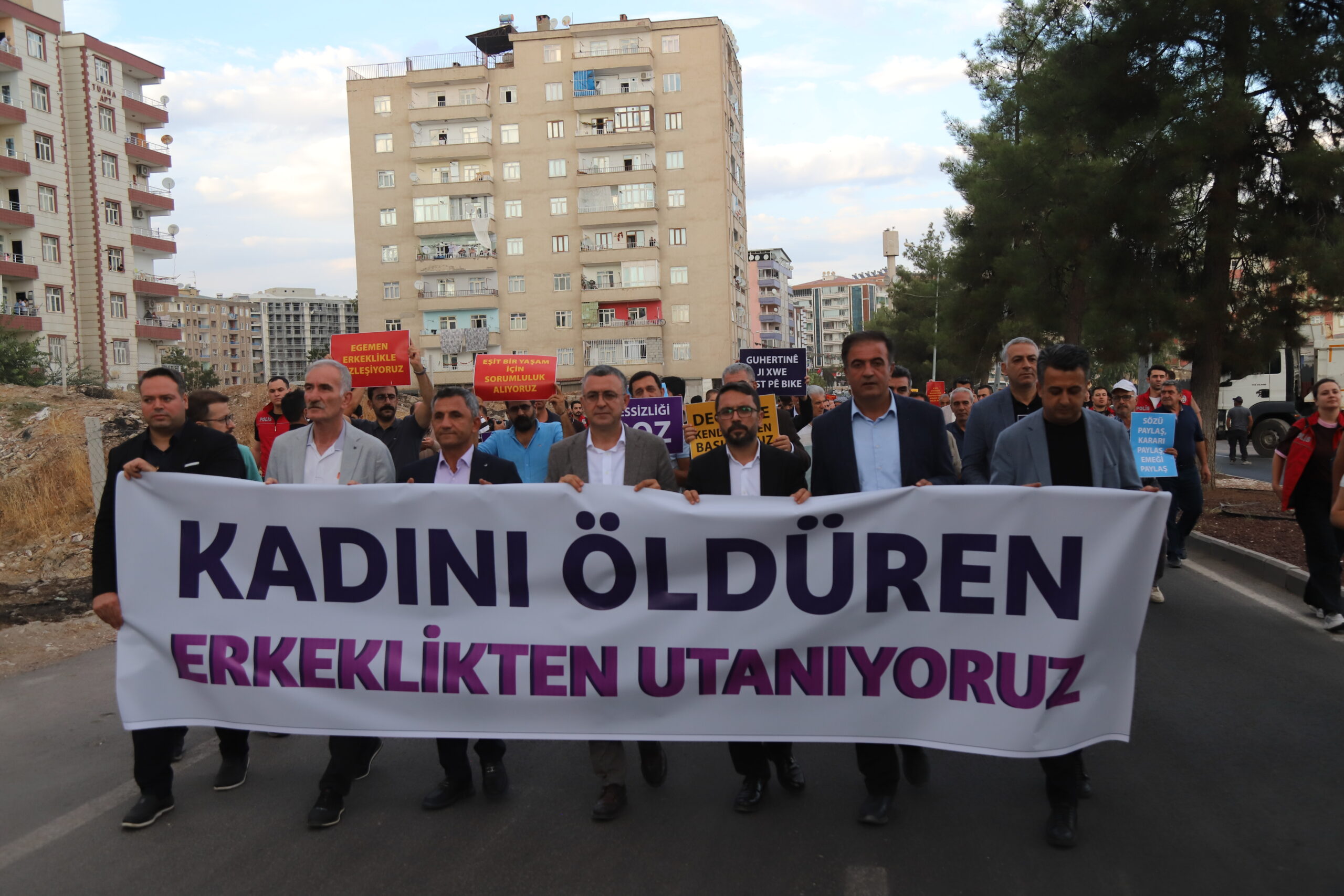 Diyarbakır’da bu sefer erkekler yürüdü: ‘Kadınların katledilmesi erkeklerin utancıdır’