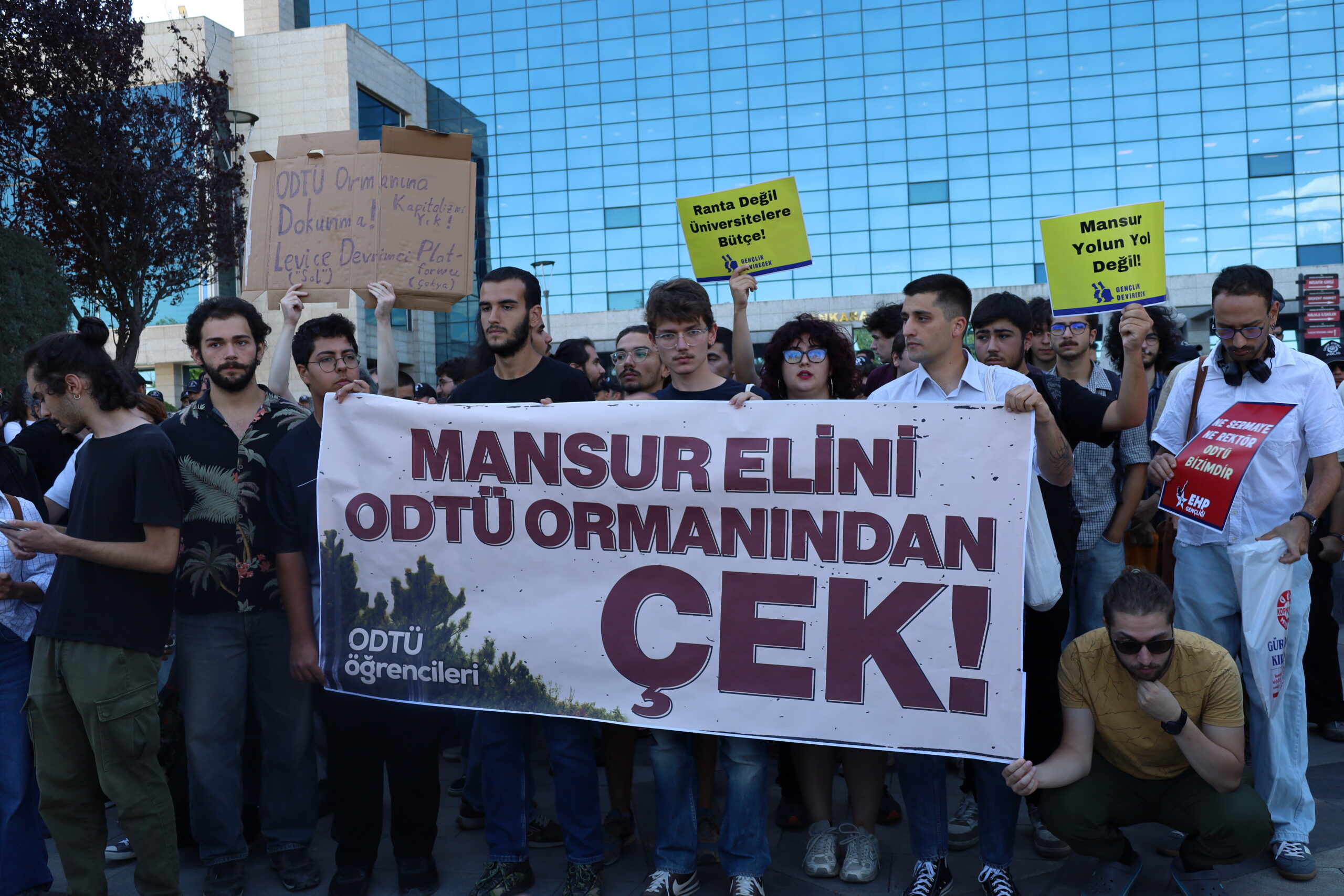 ODTÜ’lülerden Mansur Yavaş’a belediye önünde tepki: Elini ODTÜ ormanından çek