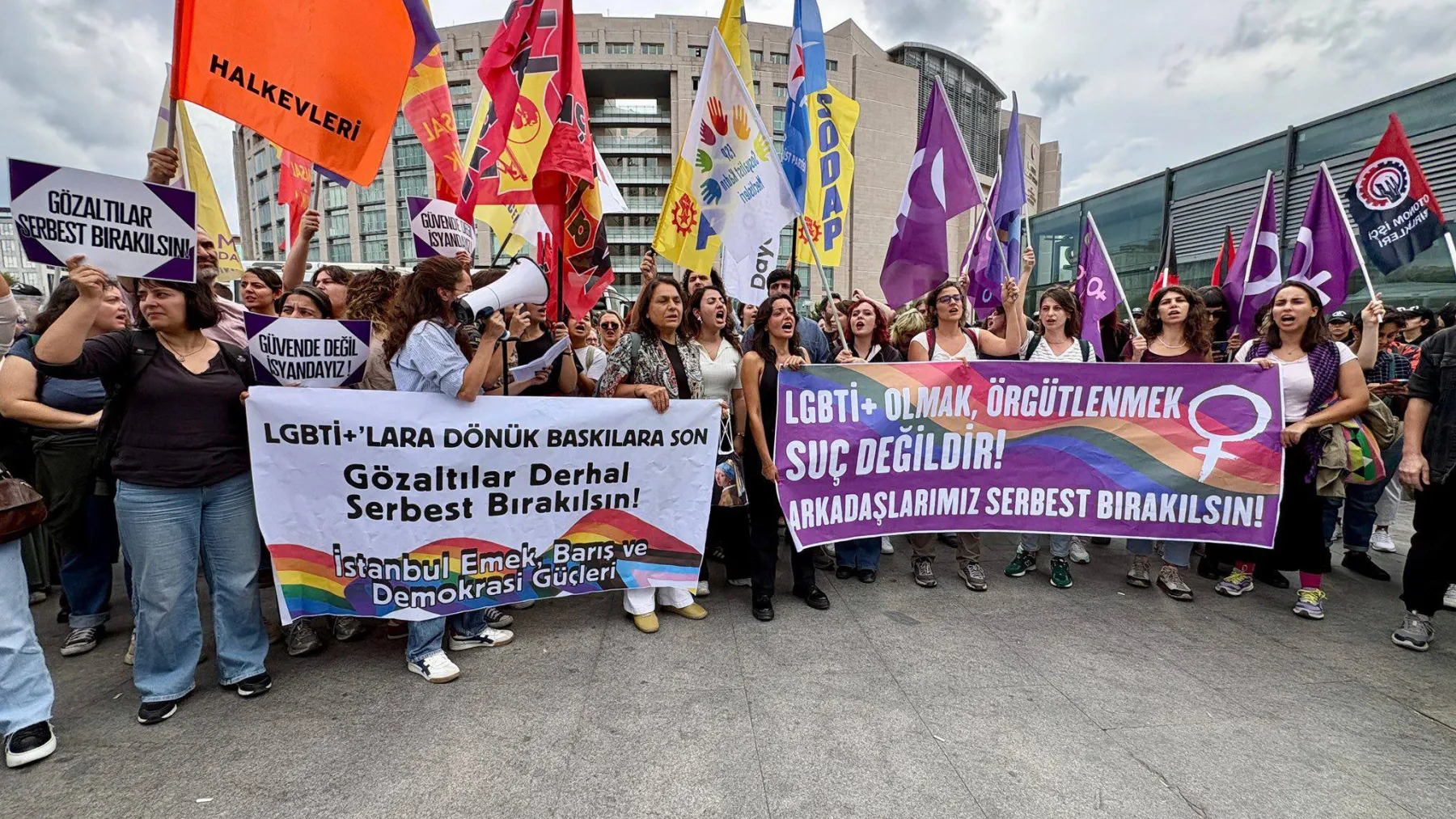 450’yi aşkın sivil toplum kuruluşundan LGBTİ+ operasyonlarına karşı ortak çağrı