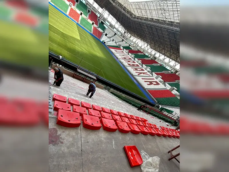Amedspor-Beşiktaş maçı öncesi stadyumda koltuk mesaisi