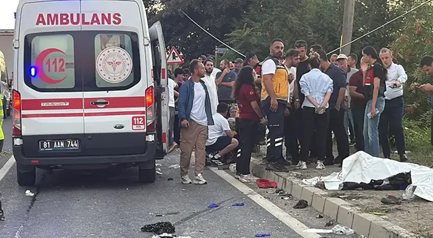 Düzce’de fındık işçilerini taşıyan araç tırla çarpıştı; 4 ölü, 8 yaralı