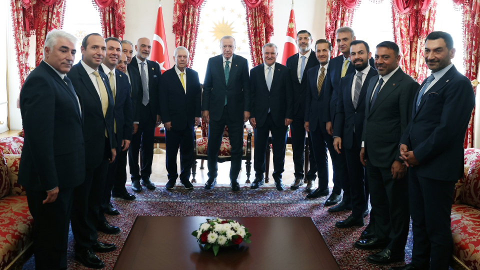 Cumhurbaşkanı Erdoğan, 4 büyük kulübün başkanları ve yöneticileri ile bir araya geldi